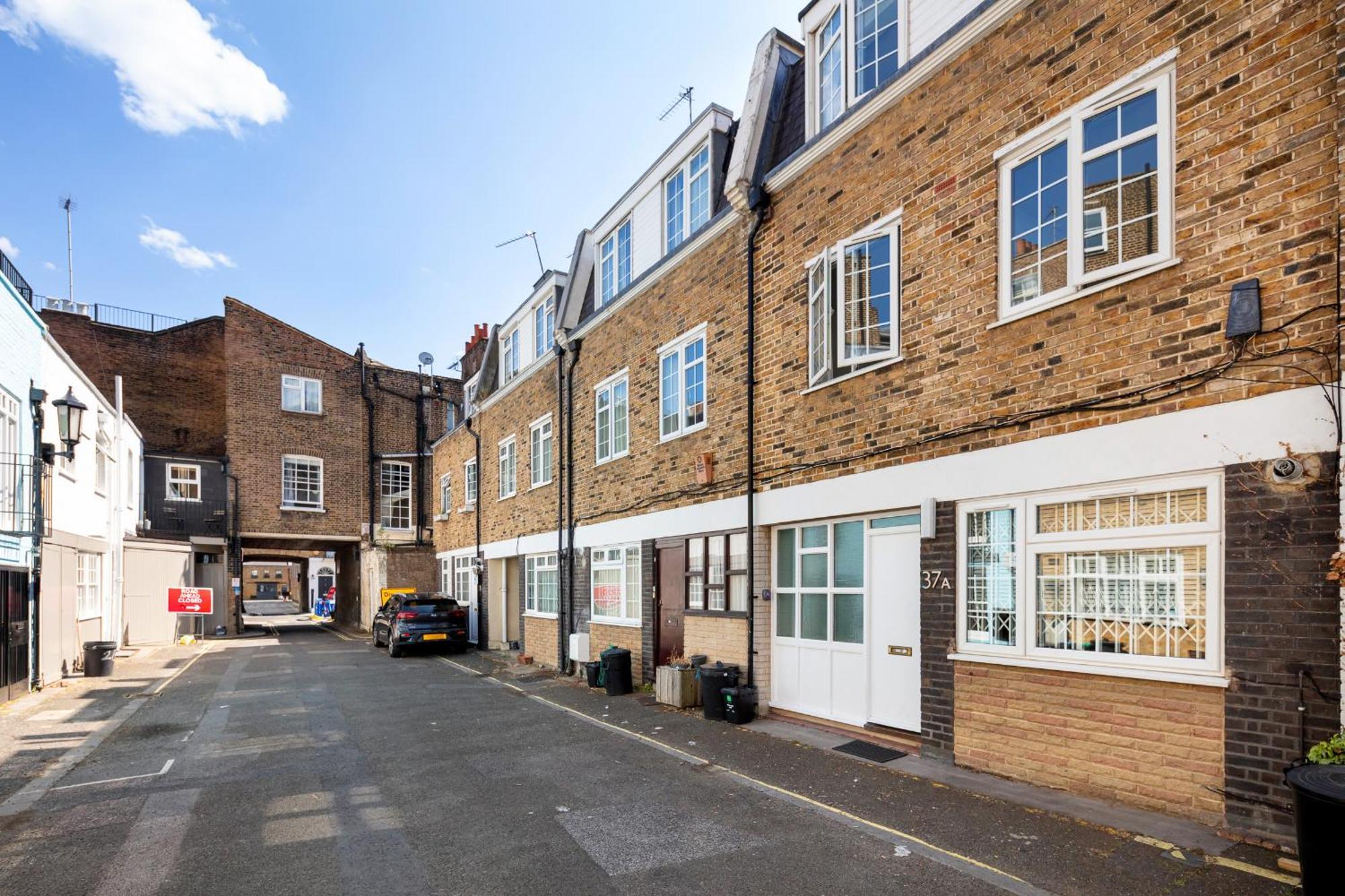 - Cozy 3 Bed House On A Quiet Mews - *